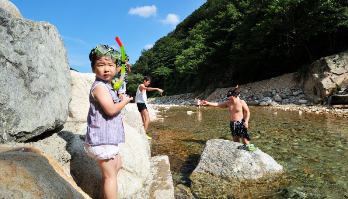 	오래된 사진첩16<br>
	2011년 8월 순간에서 영원으로 모임에서 3번째 여름휴가를 같이 갔다. 아이들 어른들과 잘 놀아줘다.